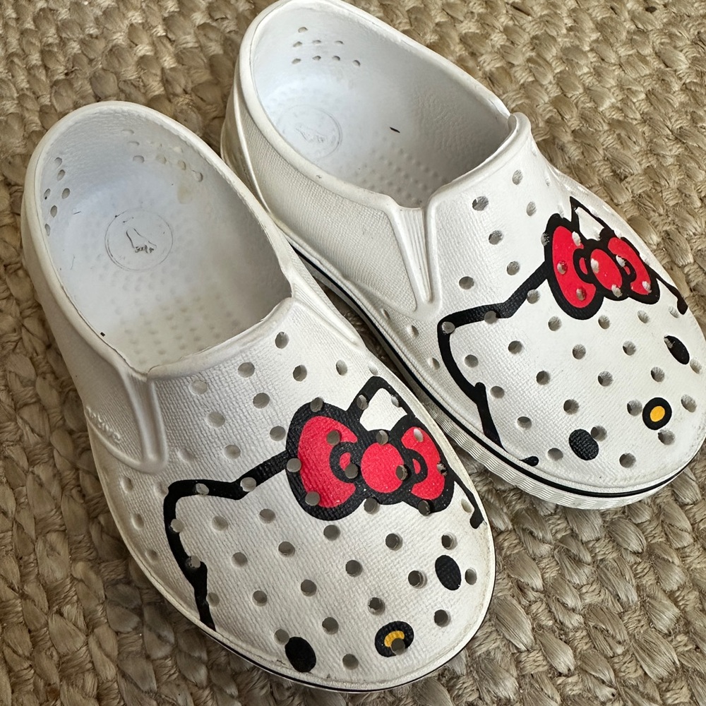 Hello Kitty Native Miles Toddler White Slip-On Clog with Red Bow Graphic Sz C7 7